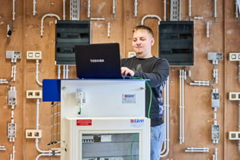 Un élève en automation et maintenance