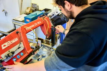 Un élève apprend l'électro-mécanique