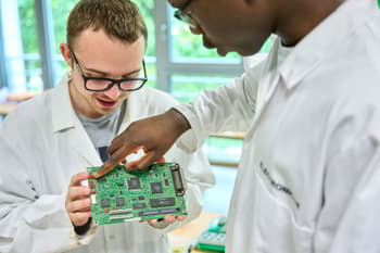 Un élève manipule de l'électronique