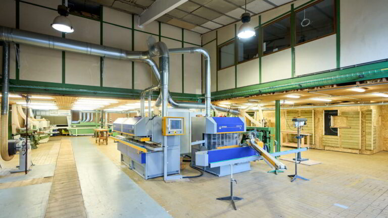 Outils de menuiserie dans un grand atelier